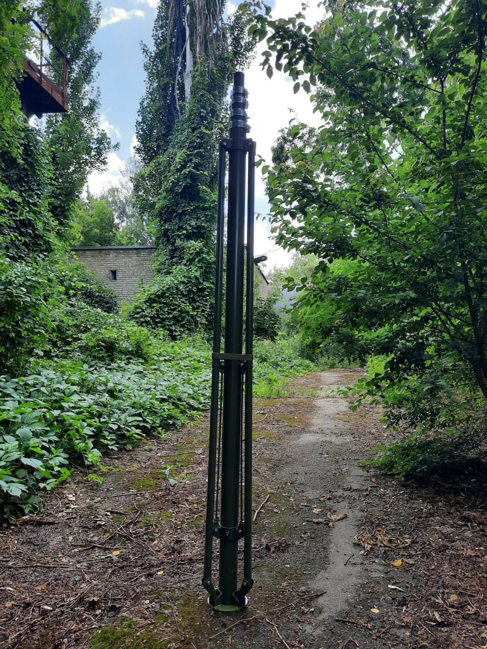 Телескопічна алюмінієва щогла для ретранслятора – легка, міцна та надійна конструкція для встановлення антен і обладнання. Забезпечує стабільність та зручність транспортування. Ідеальне рішення для польових умов та стаціонарного використання.